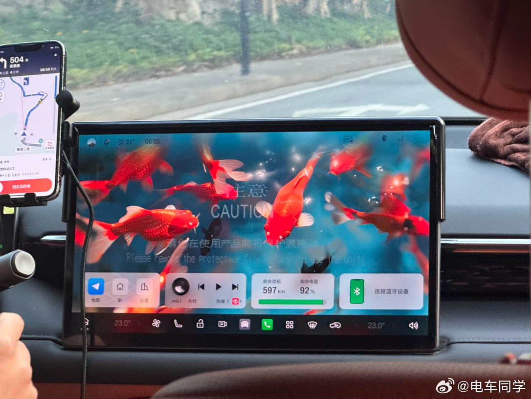 其实现在每个车机主页基本都是图一这种了，包括一台最普通的网约车，或者carpla