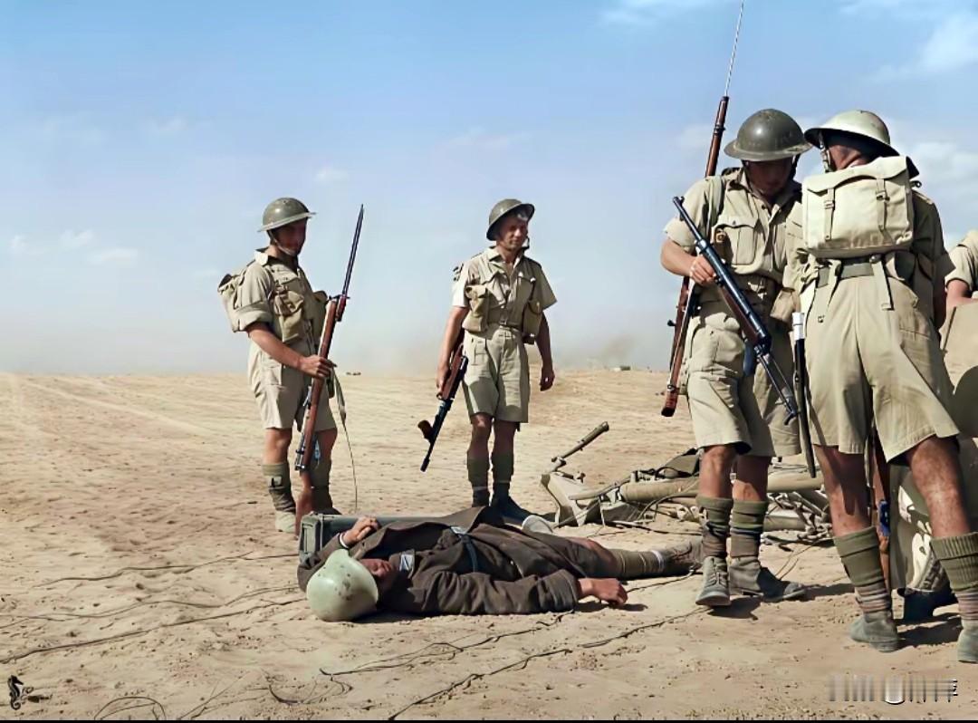 阿拉曼战场，北非沙漠的烈日下，英军士兵身着卡其制服，手持李-恩菲尔德步枪，围在倒