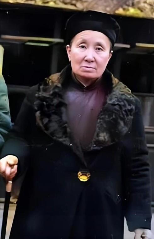 1950年，蒋介石“姐姐”被抓，她的处决意见上报至北京，周总理亲自去跟毛主席求情