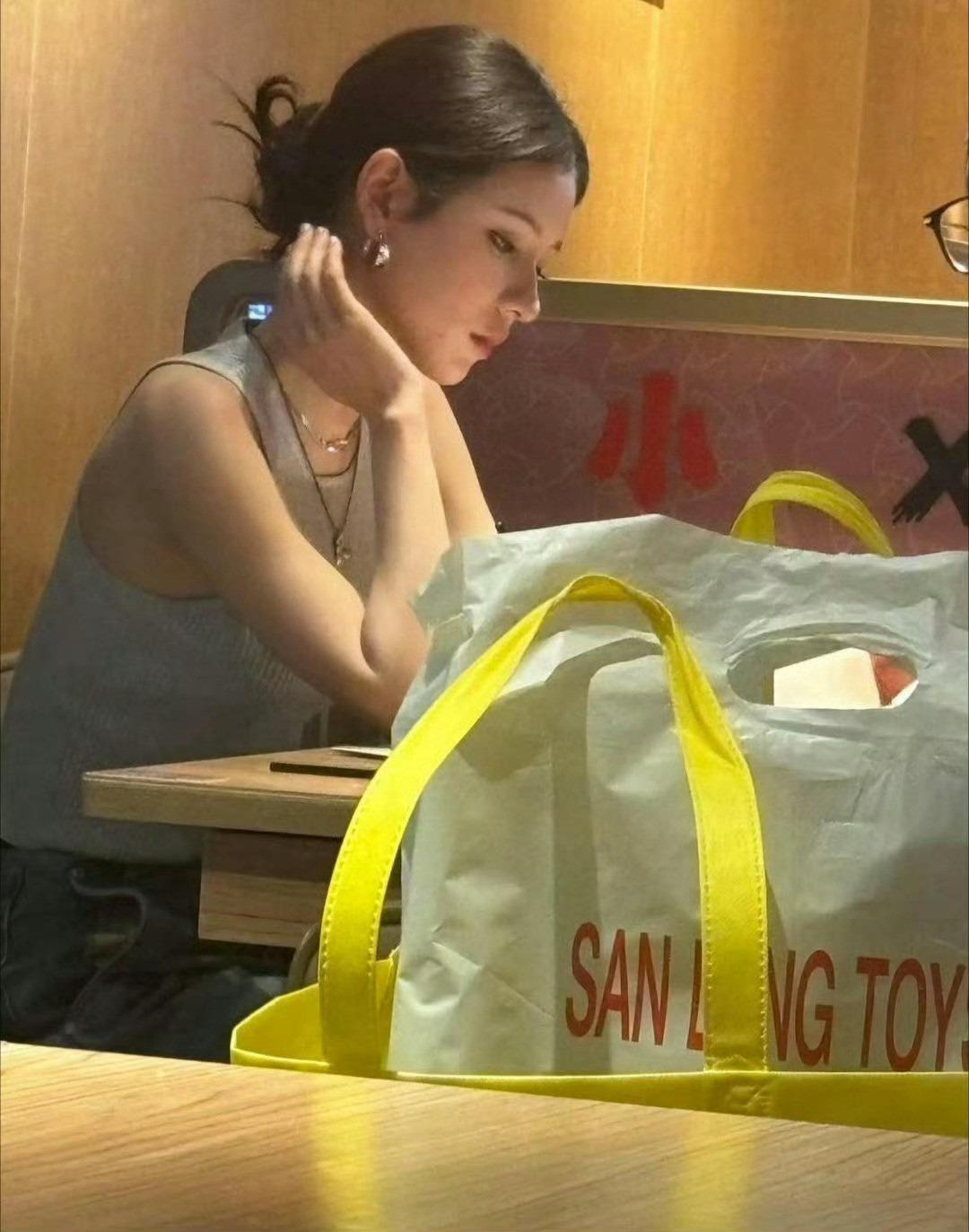 远远看去一张脸上全是五官