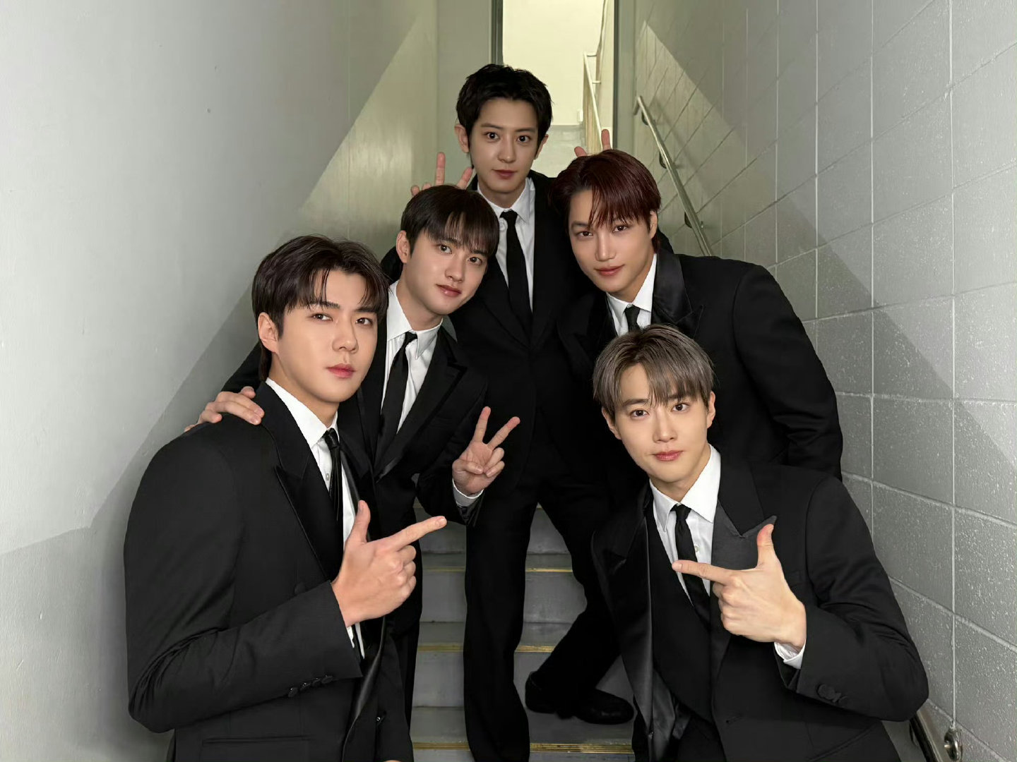 EXO在MMA后台合照，TOP男团的超绝状态，归来依旧是legend级别👏