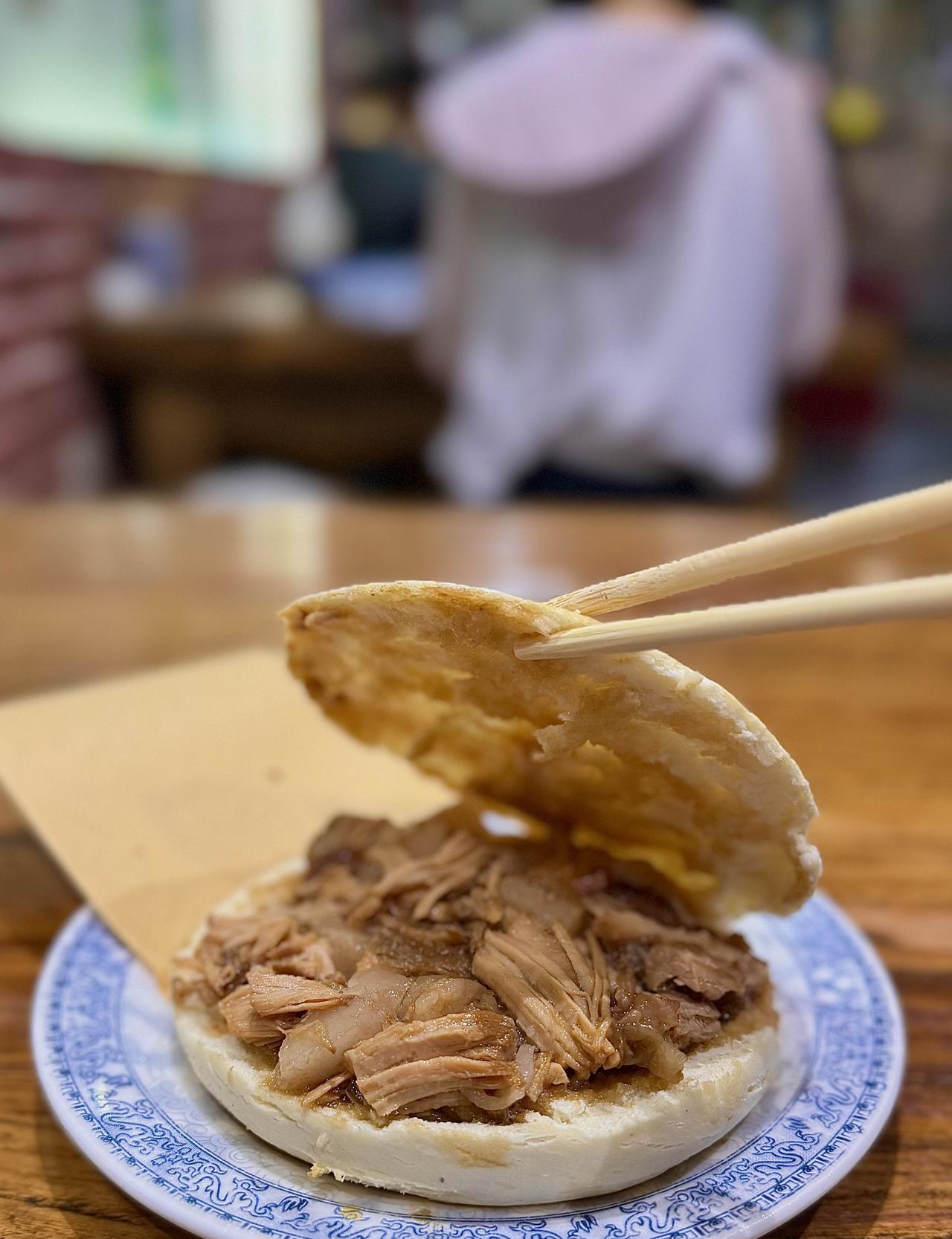 肉夹馍可不是简单打个馍夹个肉那么简单。精髓在于只切个馍盖夹肉，这才是老西安的真正