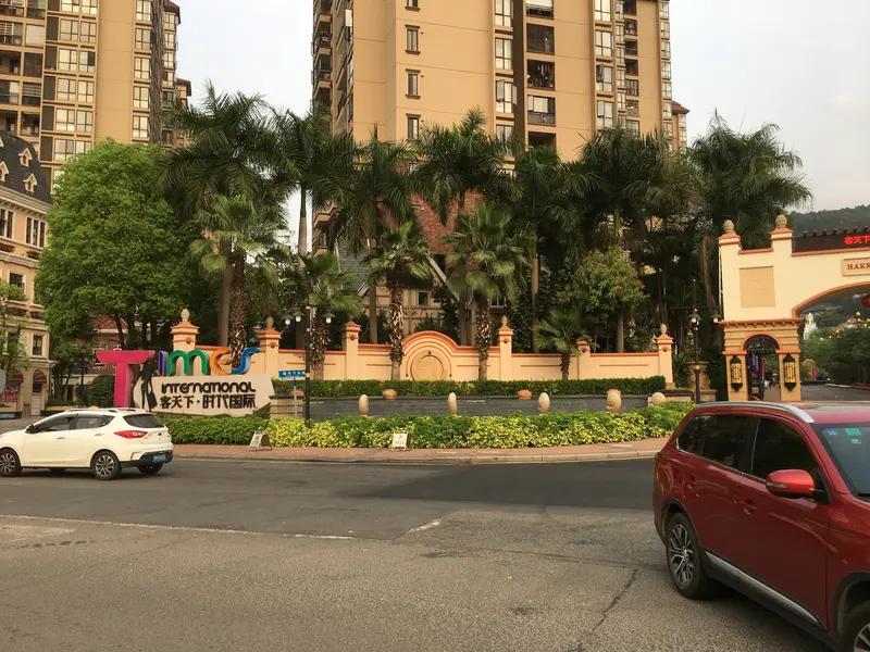 花10万买车位却不让停车？小区禁新能源车入地库，业主怒了：凭啥一刀切！家人