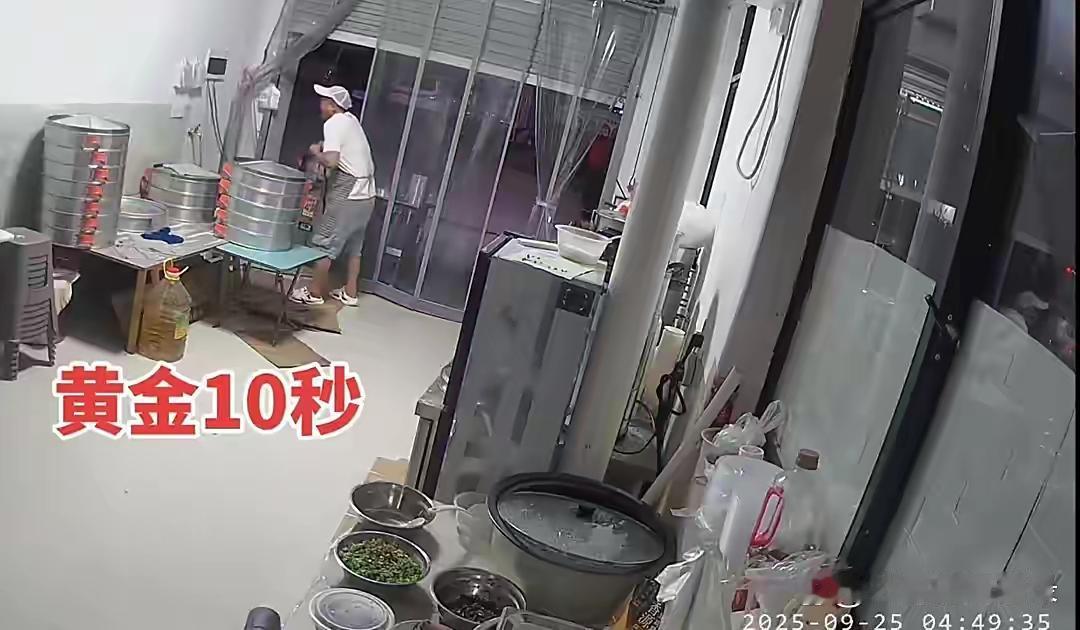 我的天！早餐店老板触电被“粘”住，妻子拎油桶砸电线救人！快看这惊险一幕，浙江永