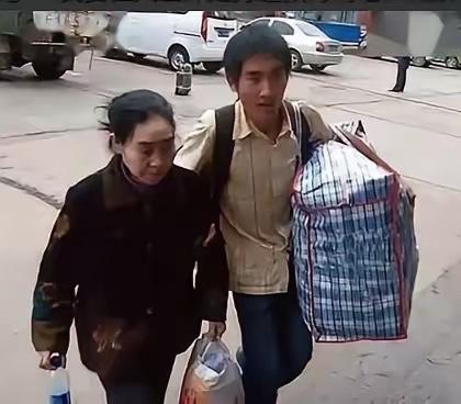 贵州某中学，一男生找校长要复读，校长摇头说：”我都跟你说了4回了，真不行！”突然