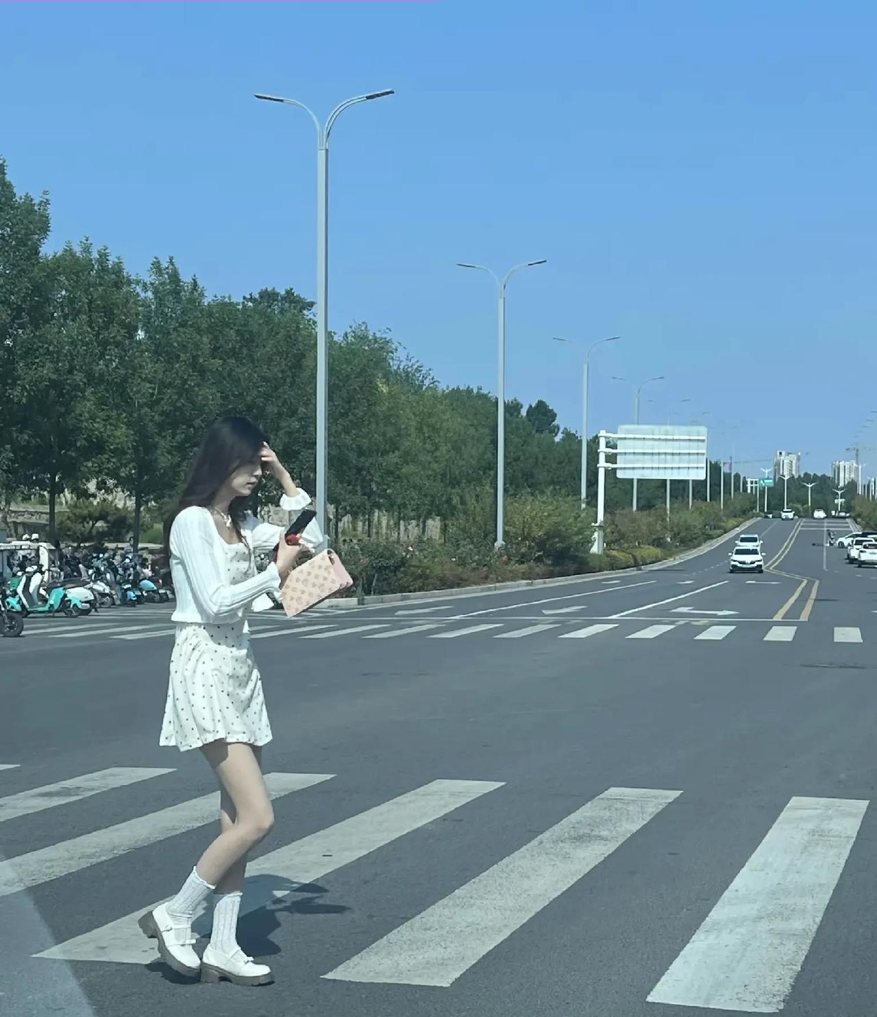 怎么样才能引起她的注意？