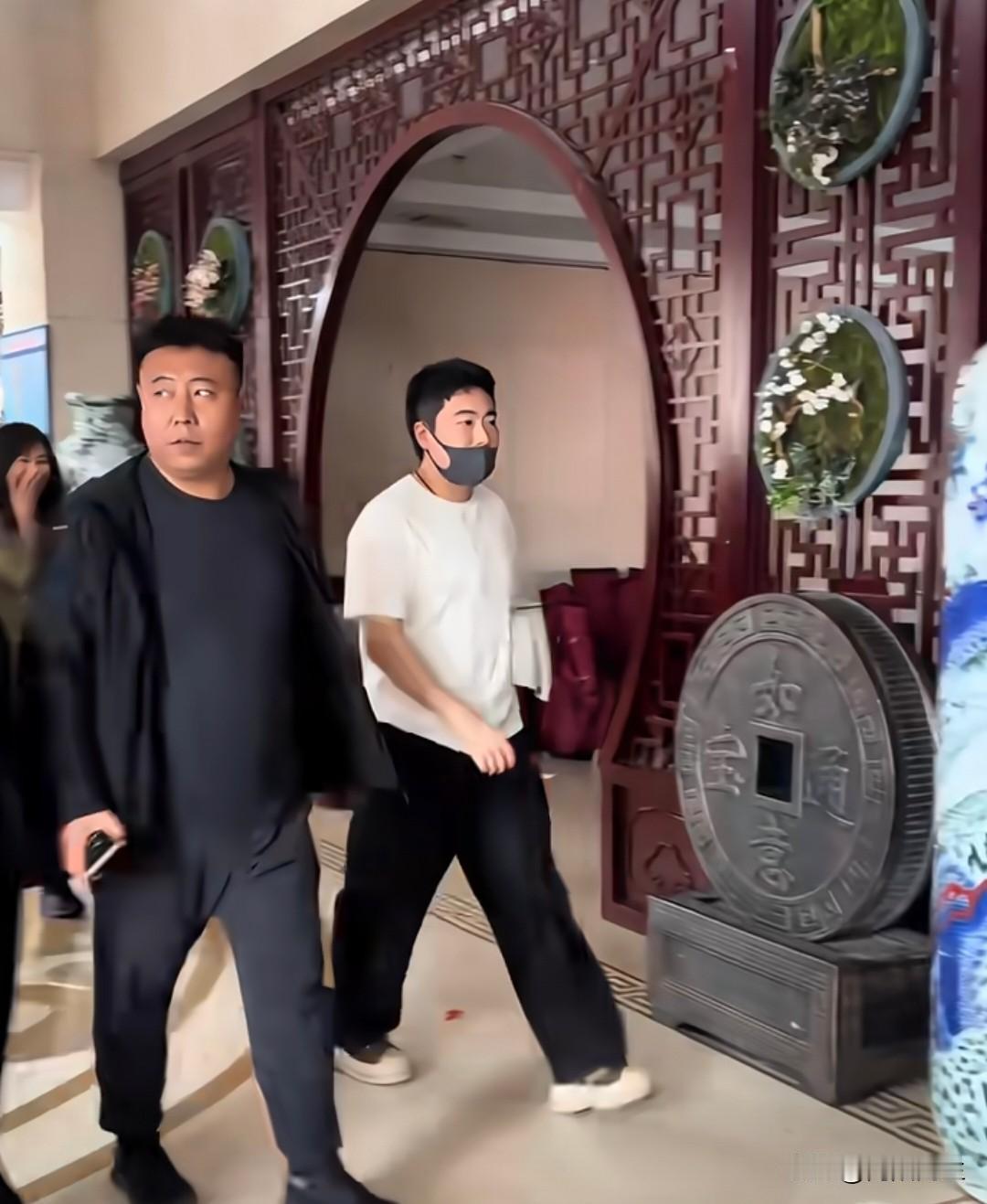 现在这世道，沾上点流量，恨不得把祖宗十八代都挂网上直播！偏偏有个唐山大姨