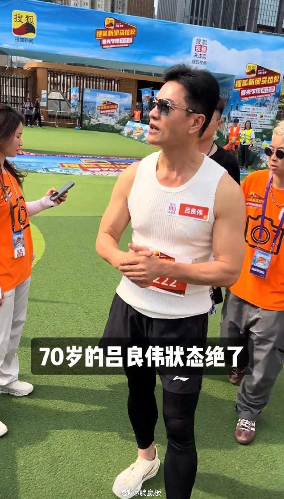 总感觉吕良伟是不是不太对劲啊！都已经70岁的人了，皮肤松垮，啤酒肚，头发向后移，