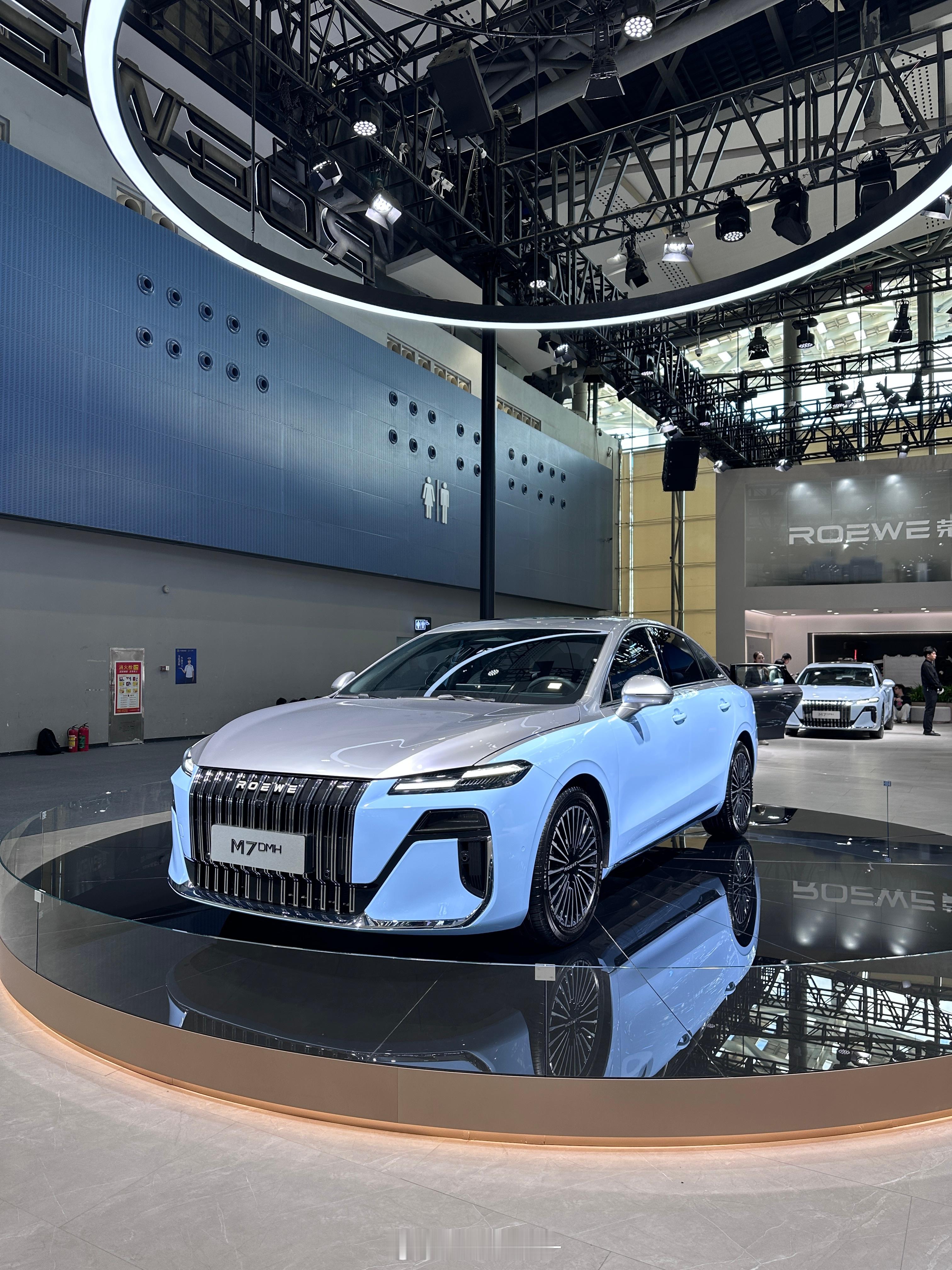 荣威M7DMH这个银色和蓝色的双拼色车身你们觉得怎么样这个配色很少见到哎很年轻