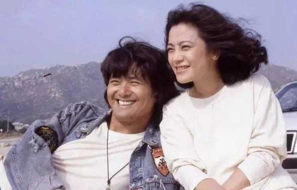1979年，张艾嘉嫁给了大16岁的刘幼林，婚后没多久。张艾嘉出轨罗大佑，这场恋