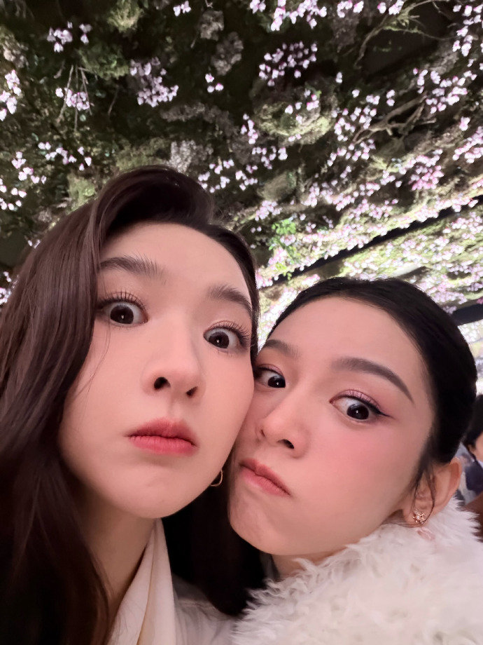 王玉雯周也两个人中有两个人很可爱王玉雯周也贴贴合照王玉雯周也都很可爱！我也想