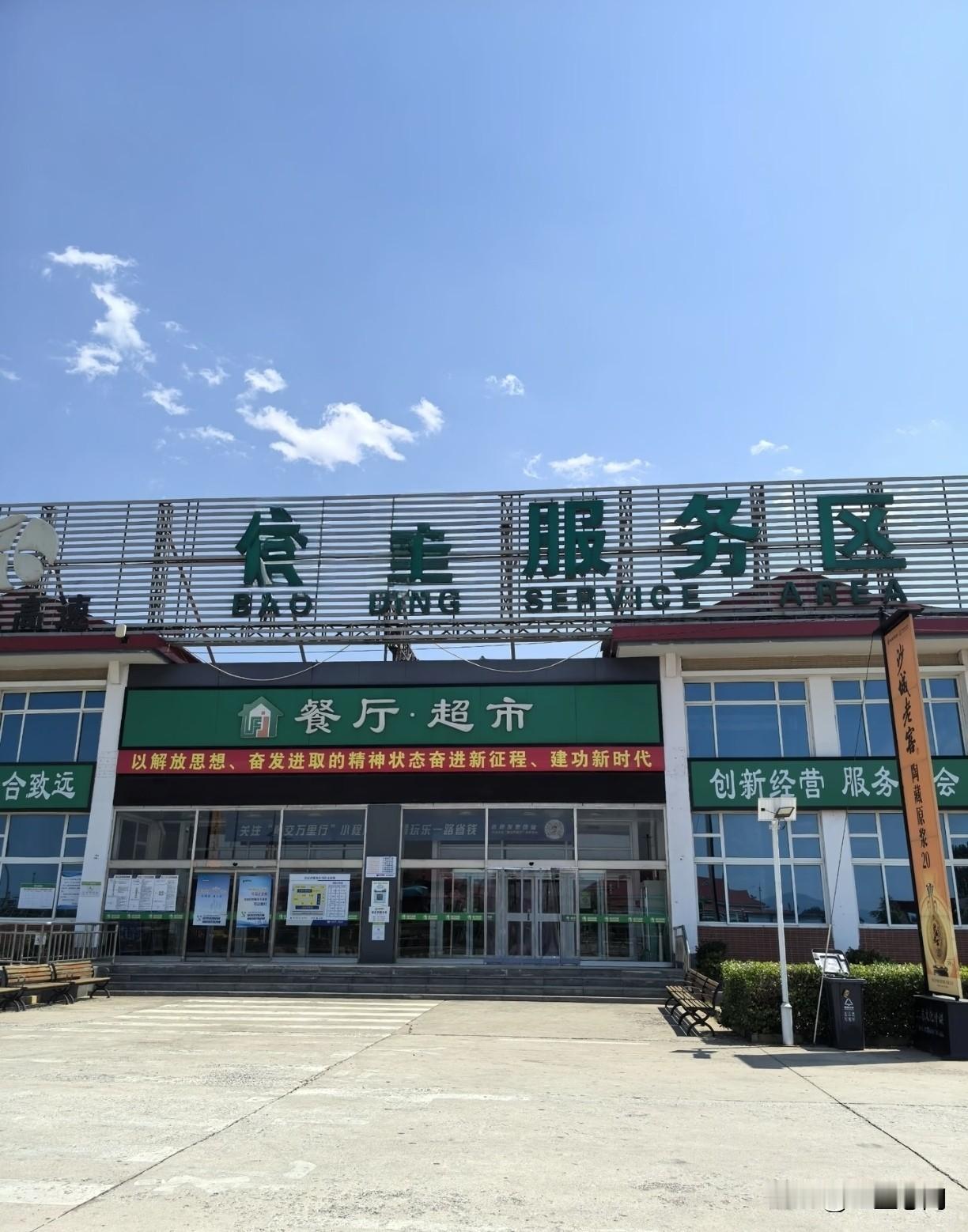 有个同事被领导看着不顺眼，穿小鞋不说，还经常被当众骂，拿他来杀鸡儆猴。他愤愤
