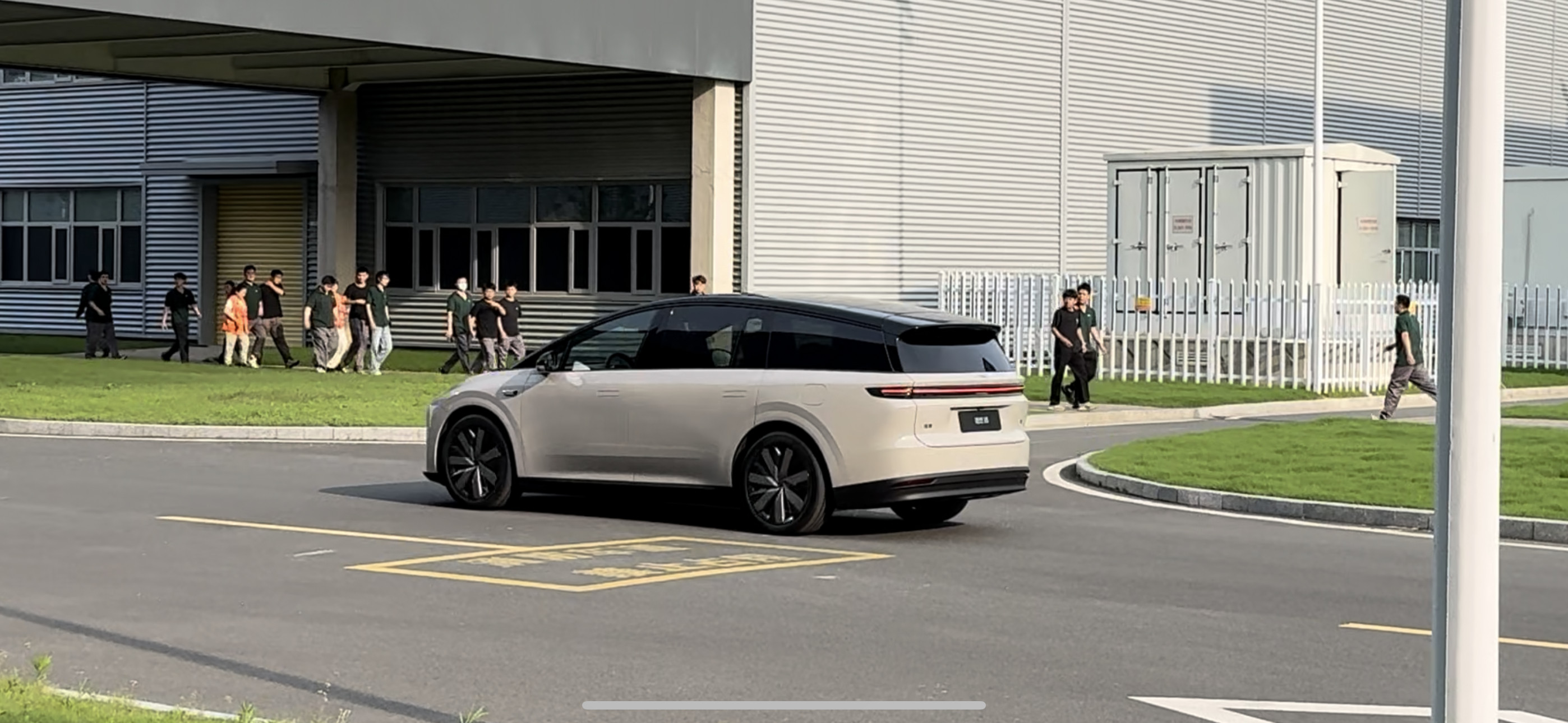 理想i8实车首次曝光理想i8实车终于曝光了，证明距离i8上市发布的日子也越来越