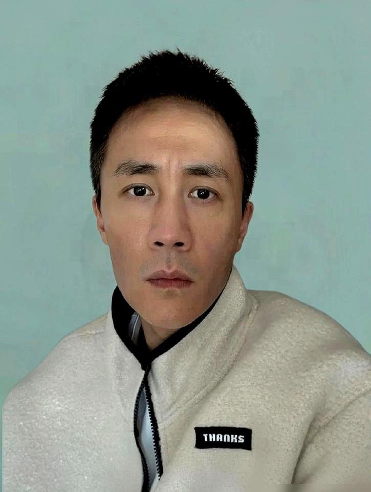 张凌赫真敢赌！片酬从1200万自降到350万。他跟田曦薇俩人片酬加起来不到7