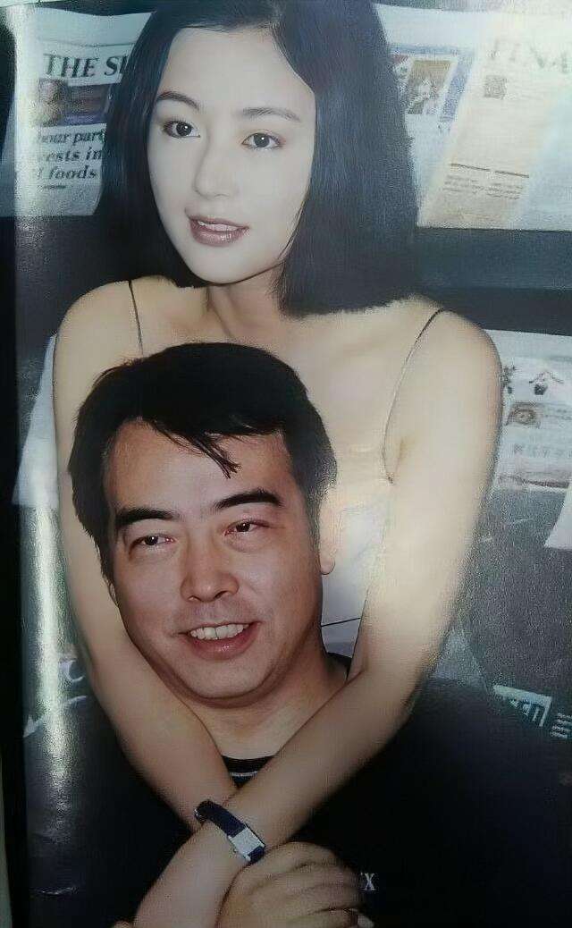 90年代，陈凯歌和妻子陈红的合影照片，镜头中的陈红在身后亲密的搂着陈凯歌，而陈凯