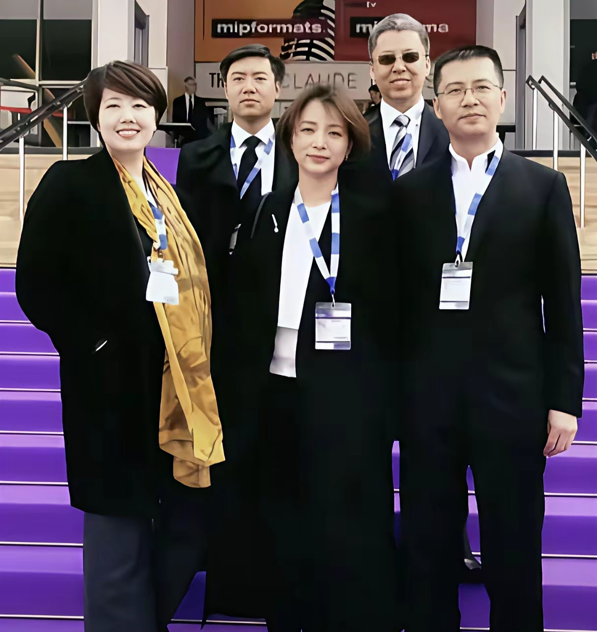 董卿一身黑站C位，我小姨翻出旧大衣直叹气看见董卿穿件普通黑风衣合照还能这么抢