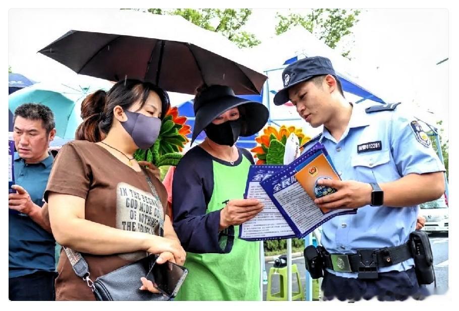 电话接通，对面死一样的安静。先别急着说"喂"。那不是信号不好，是骗子在等