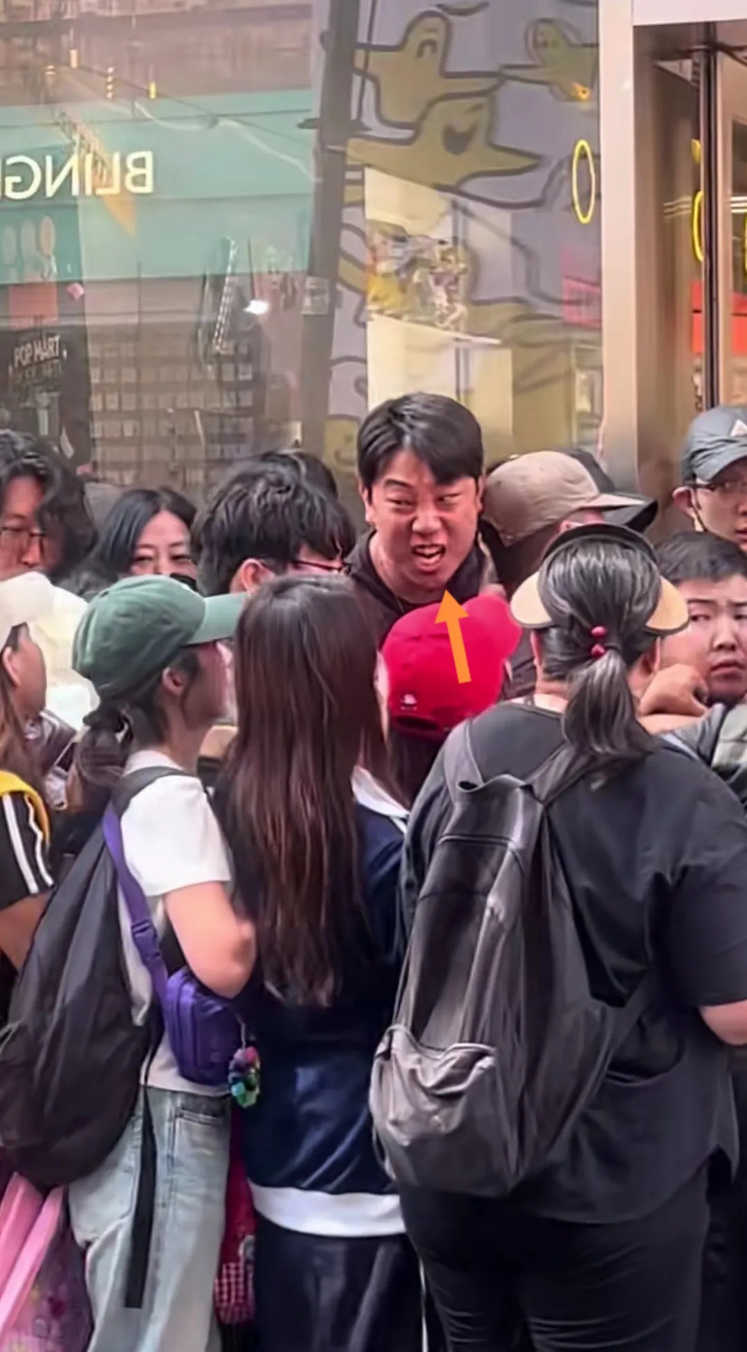 哎呀妈呀！谁能想到，在韩国首尔，咱们中国的泡泡玛特店门口，竟然挤满了抢着买的人！