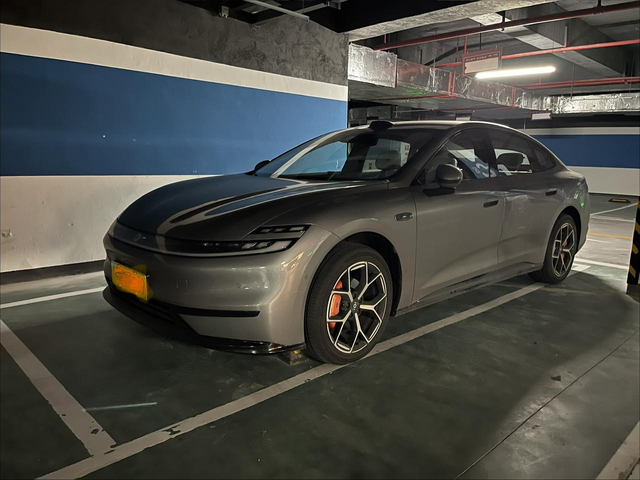 重庆人非常喜欢长安车。上市不久的启源A06，小区地下车库就有一辆银色的。