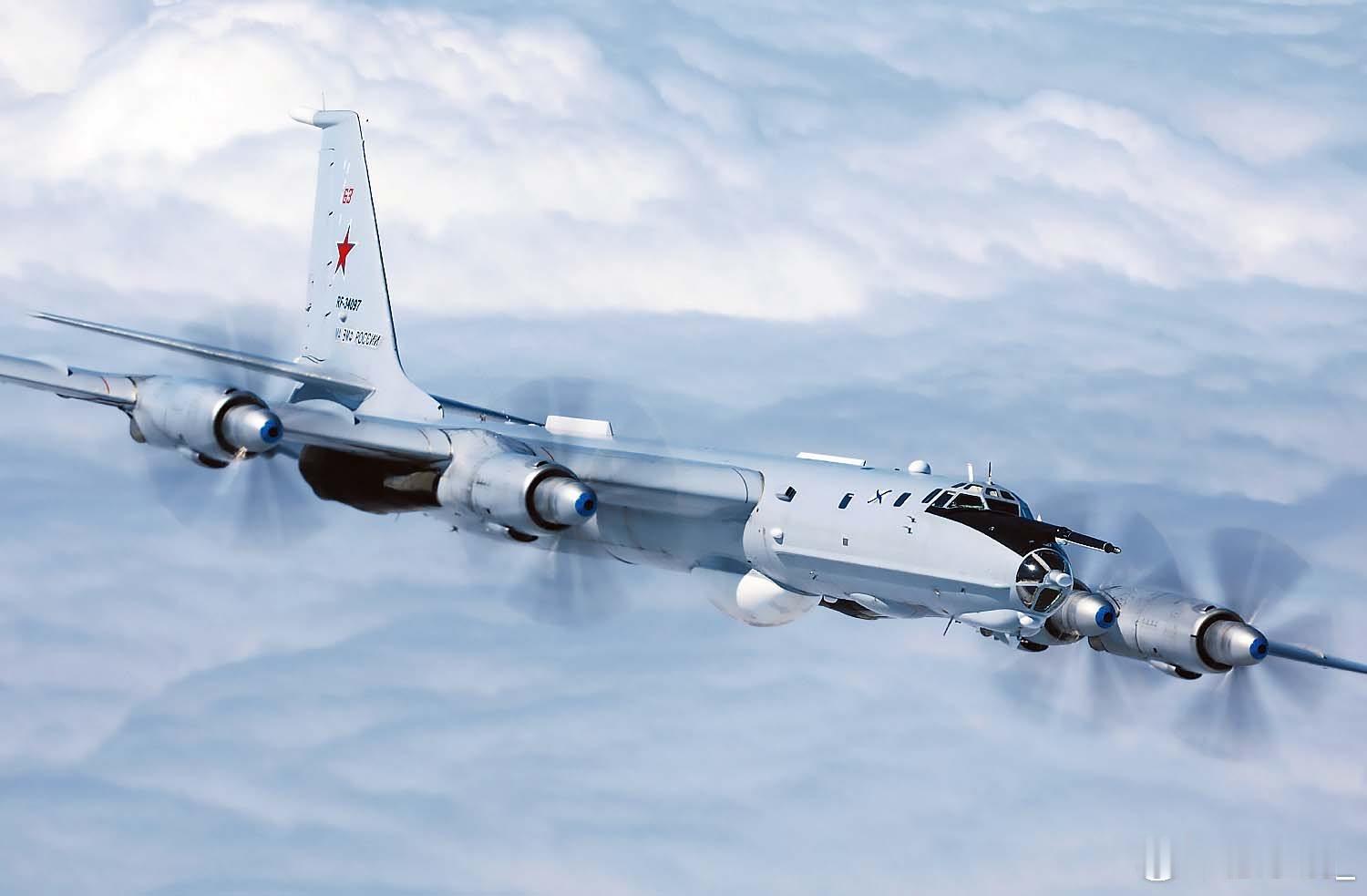 俄海军图-142远程反潜巡逻机去年在军事演习中完成了首次在北极点加油，飞行时长超