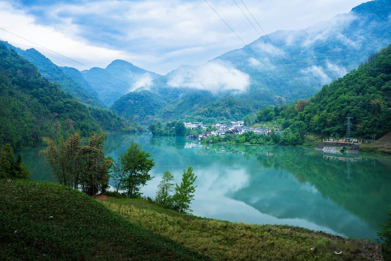 乐山最浪漫的网红景点，山美水美还悠闲，不是大佛，不是峨眉山，只要3元乐山，岷江