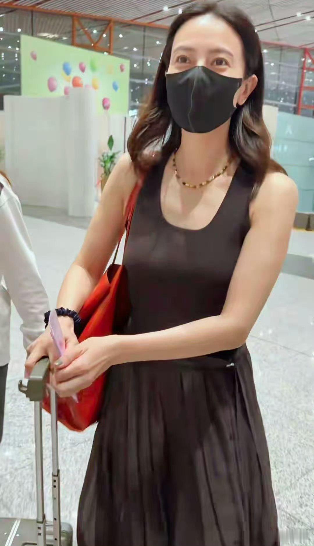 高圆圆现身机场，无袖黑衣秀纤细手臂，瘦一圈更美丽