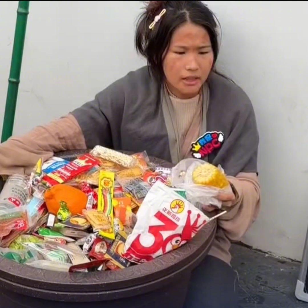 江西上饶的婺女洲度假区里，蹲坐着一个穿粗布衣裳的女乞丐NPC，每天什么都不用做，