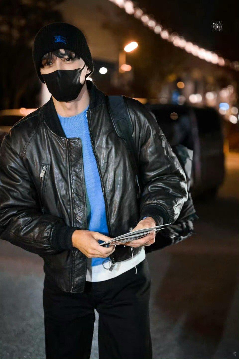 吴磊哥味是一种感觉吴磊这身机场造型直接封神！黑色皮衣搭配冷帽，将潮男质感与成熟