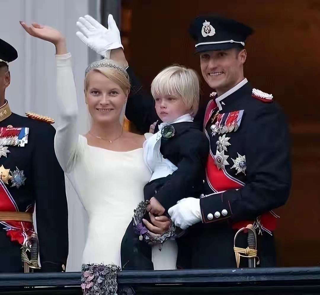 要不是爱泼斯坦那350万页解密文件砸出来，谁能想到挪威王储妃梅特玛丽特的人生，比