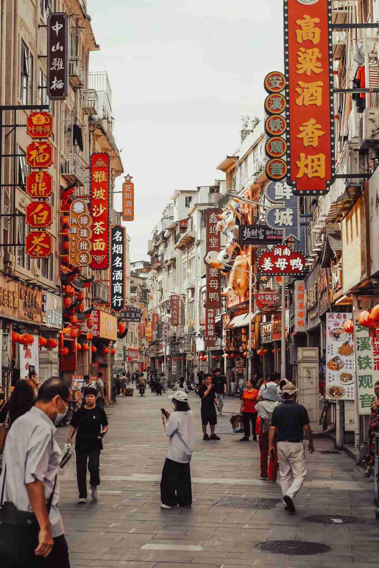 26°，这样的气温看着是不是很舒适？实则并非如此，闷热得很，整个人头晕乎乎的，好