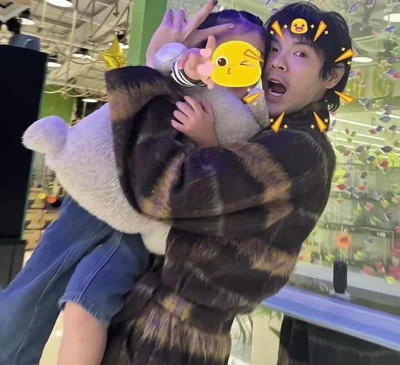 向佐去台北看一儿一女！半年没见孩子，一下扛起来两个宝贝，父爱爆棚！Cora和弟弟