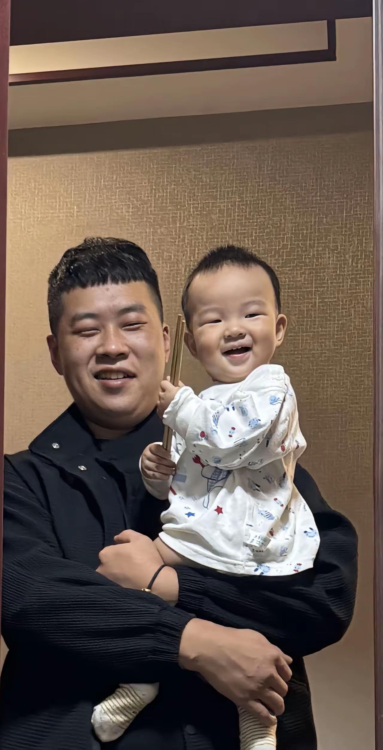 我家那位说儿子跟他长得有点不太像，大家评评理说说看到底像不像呀？我感觉简直就是一