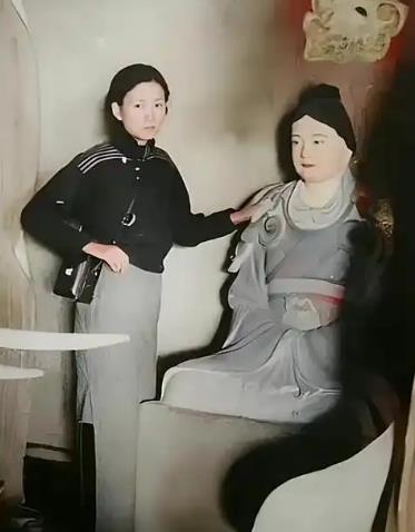 1937年6月，山西五台山，林徽因趴在佛光寺大殿的木梁上，借着手电筒的微光，一寸