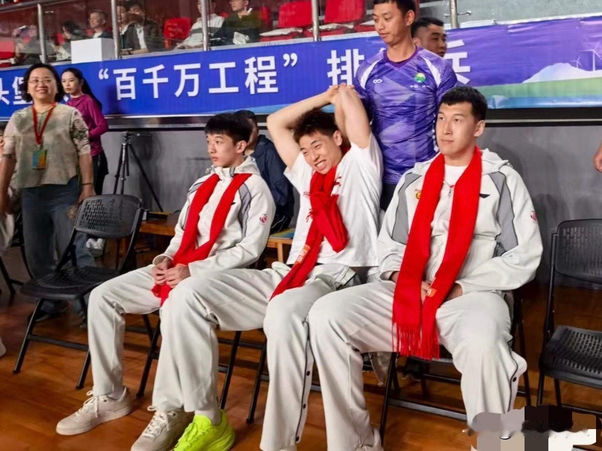 广东男篮最新消息；杜锋率领崔永熙杨溢现身！杜锋携崔永熙等现身清远佛冈助阵村B
