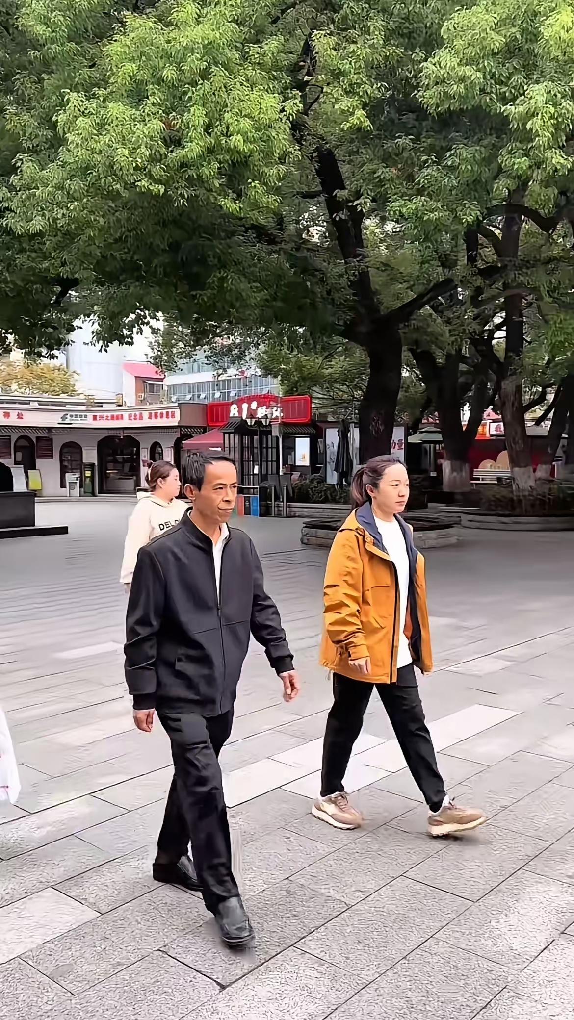 鸡排哥该醒醒了：大家爱的是炸鸡排的你，不是装领导的你鸡排哥真该好好琢磨琢磨