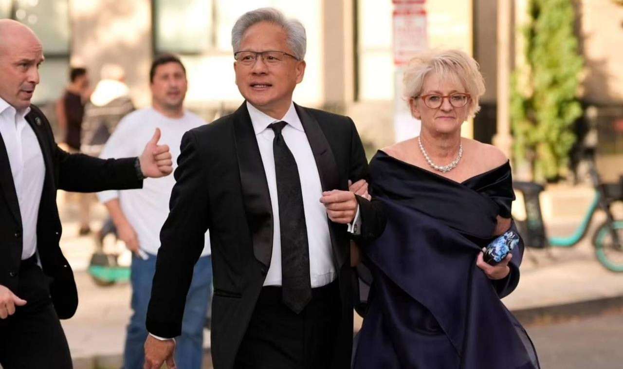 黄仁勋白宫换西装刷屏！真正厉害的人，从来都懂分寸很多人只看到黄仁勋西装帅气、穿搭得体。我却看懂了顶级