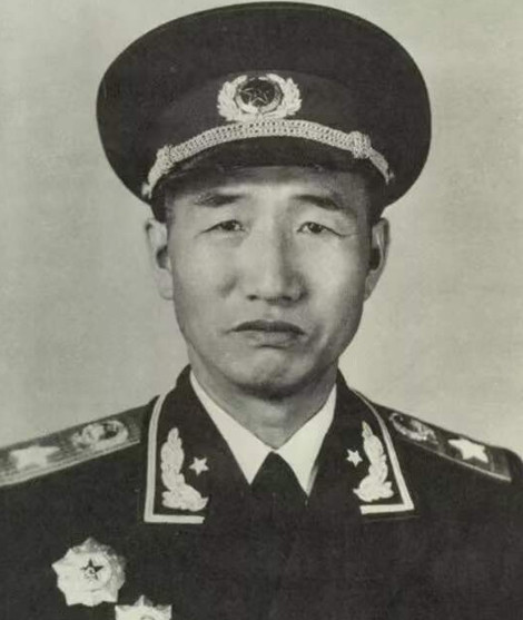 徐向前的儿子徐小岩带女朋友回家吃饭，元帅亲自下厨，做了满满一桌子菜。没想到，女孩