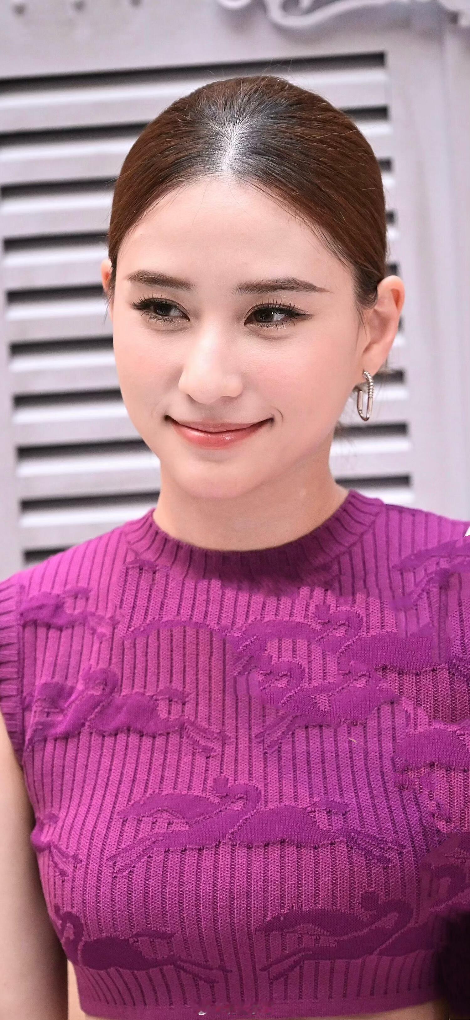 何超莲骨相中带有独特的千金气质美的
