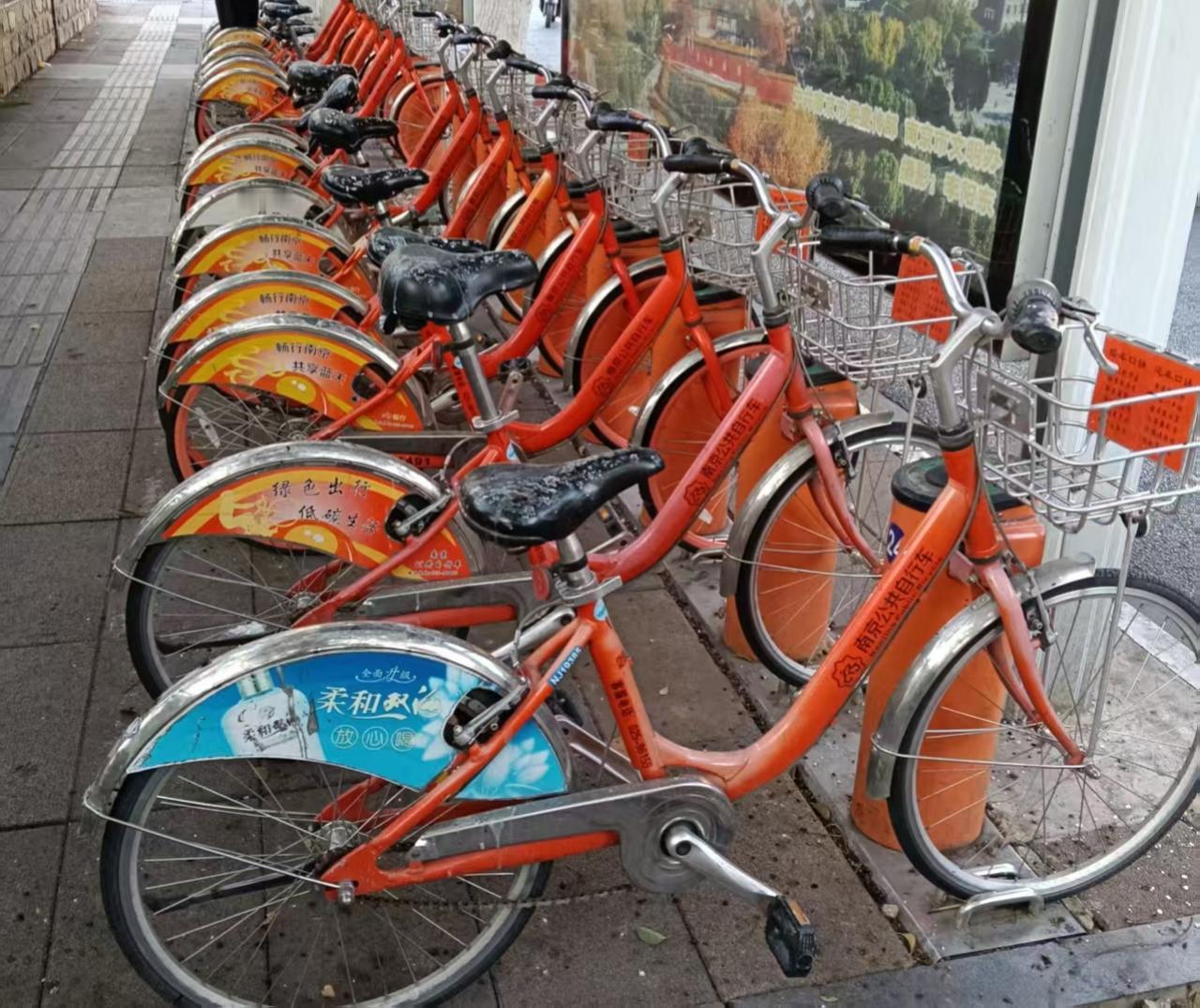 今天下午，南京3位退伍老兵从夫子庙秦淮风光带，骑公共自行车到莫愁湖大门北门停放。