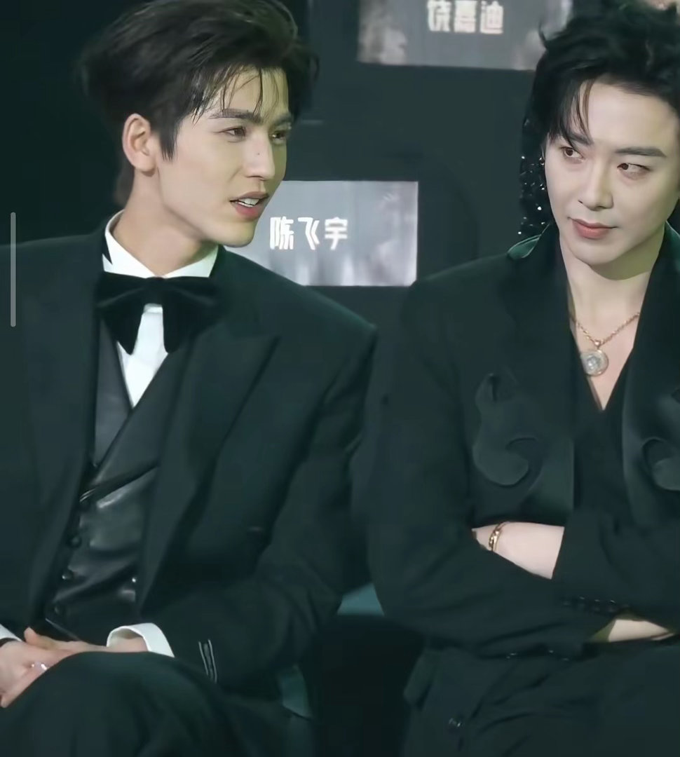 从这个角度看张凌赫的颜值还挺高的，没有美颜和滤镜之下，帅气英俊，越看越有魅力，旁