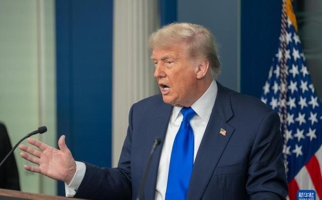 全世界都会看错一个人。这个人就是特朗普，被好多媒体塑造成一个低智、行为不正常、信