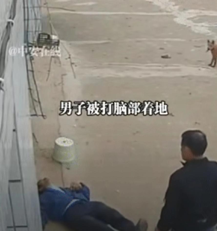 这事儿真的太气人了，必须严惩不贷！江西宜春一位腿脚不太方便的老人，正坐在自家门口