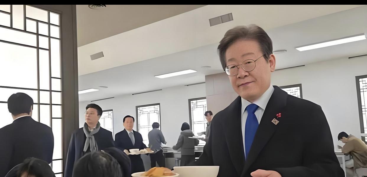 韩国新总统李在明在韩国国会食堂用餐时的伙食，只看到泡菜、米饭、大酱汤，别的菜品没