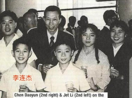 1974年，11岁的李连杰跟随代表团去美国访问，他听说美国人在房间里装了监听设备