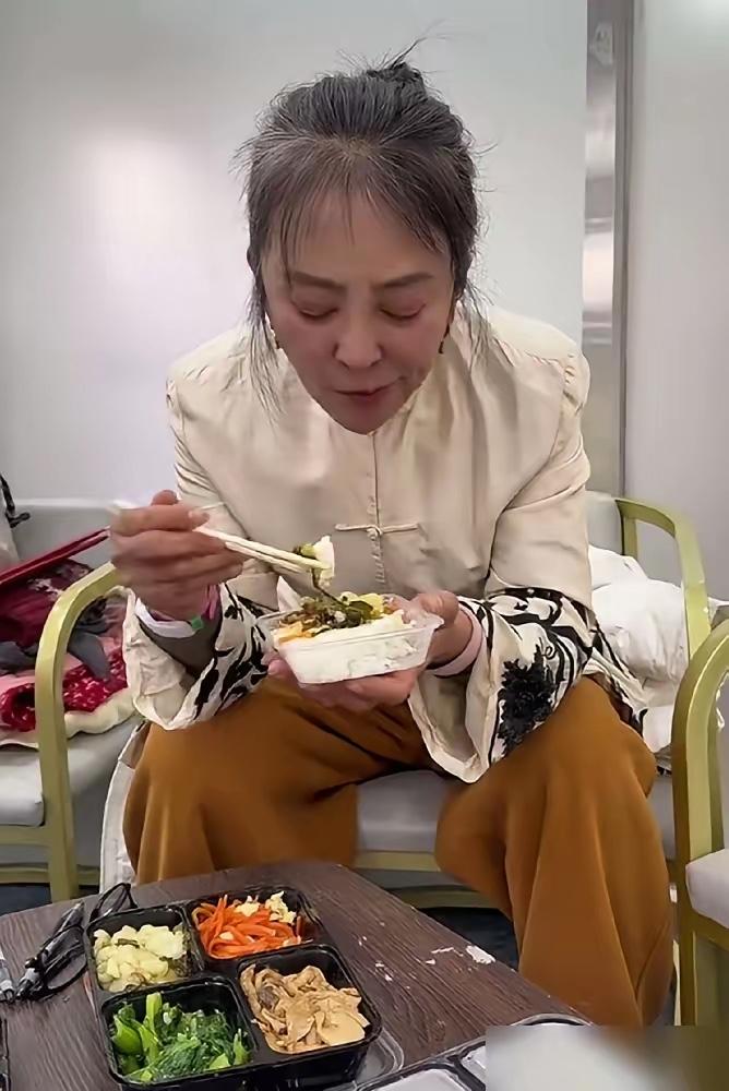 李勤勤养了200多条流浪狗，所以她自己很省吃俭用，拍戏也不开小灶，吃的都是剧组盒