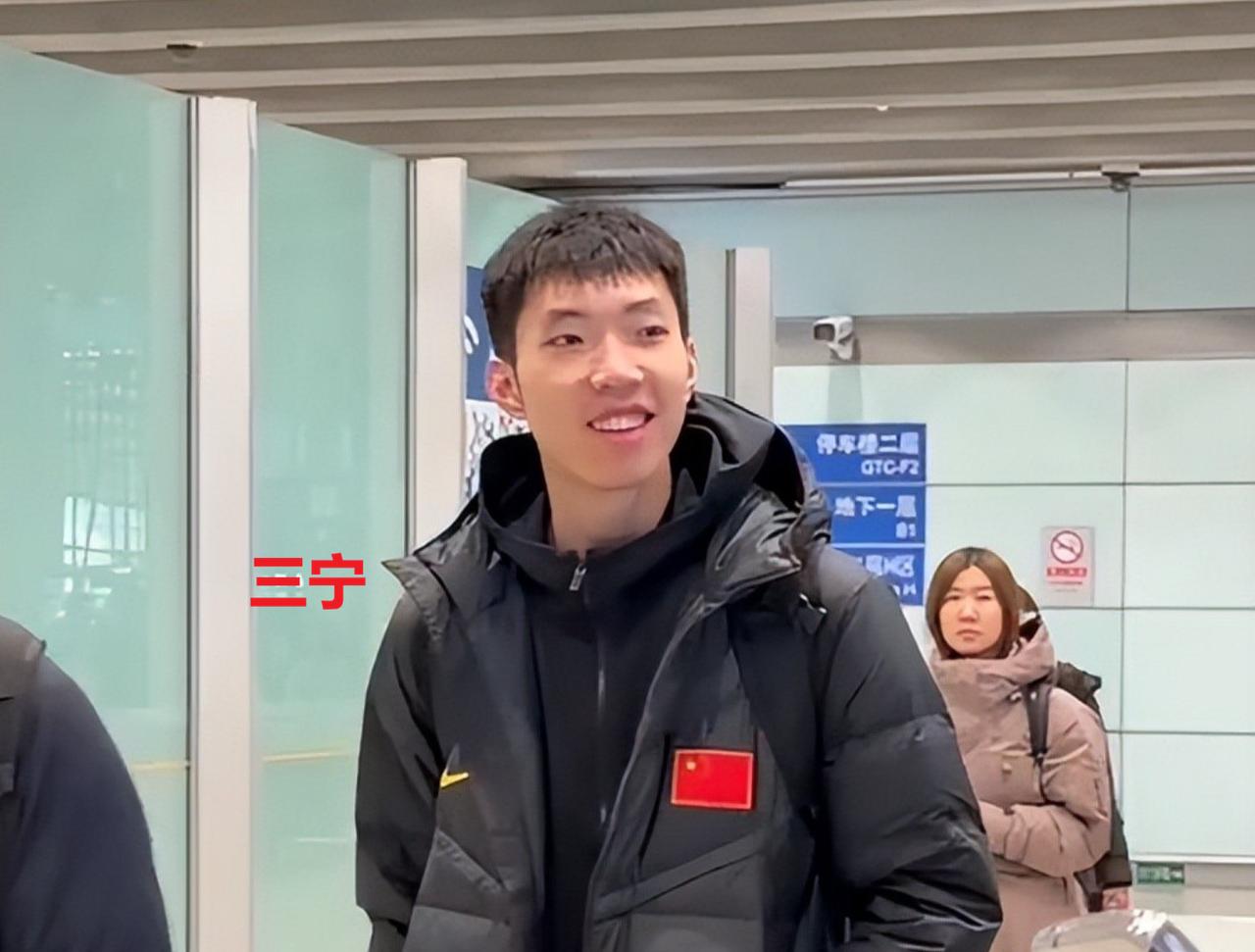 中国男篮回到国内！大批球迷接机，赵睿、廖三宁笑得很灿烂世界杯预选赛第二窗口期，