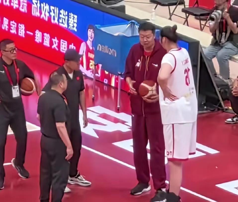 宫鲁鸣下决心了，她才是中国女篮冲击女篮世界杯最大底牌。中国女篮结束两场与尤文图