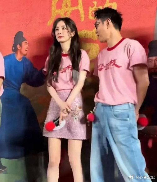杨幂估计头都大了，这眼神躲还是不躲好啊。