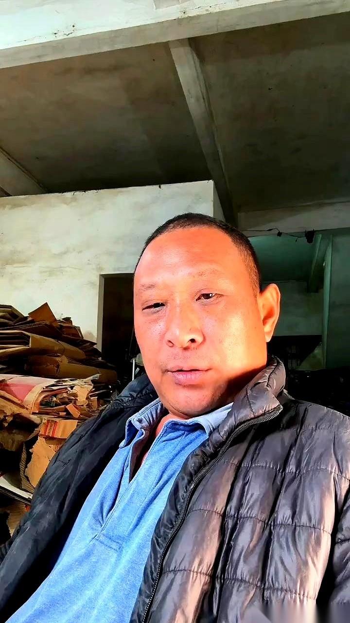 真想干收废品？**我劝你先把嘴闭上，别到处瞎打听。**这一行，说穿了就是咱们小