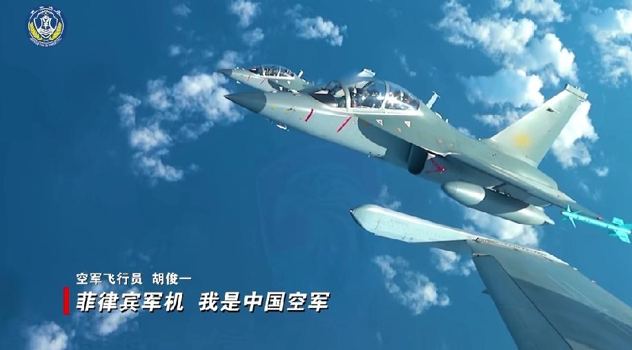 教练10携带空空弹和我军重型战机编队一起出现在黄岩岛上空。该机优异的低空机动性能